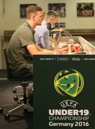 UEFA UNDER19 CHAMPIONSHIP Germany 2016 10.07.2016 UEFA UNDER19 CHAMPIONSHIP Germany 2016 Training DFB U19 Robert-Schlienz-Stadion VFB Stuttgart Benedikt Gimber DFB U19 Kapitän( 1899 Hoffenheim). Siegerpokal re.