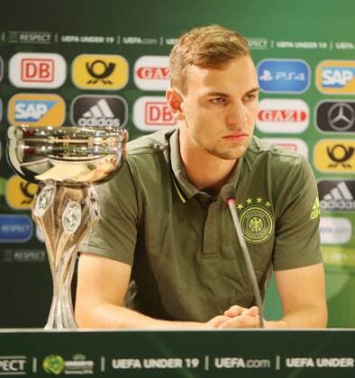 UEFA UNDER19 CHAMPIONSHIP Germany 2016 10.07.2016 UEFA UNDER19 CHAMPIONSHIP Germany 2016 Training DFB U19 Robert-Schlienz-Stadion VFB Stuttgart Benedikt Gimber DFB U19 Kapitän( 1899 Hoffenheim). Siegerpokal li.