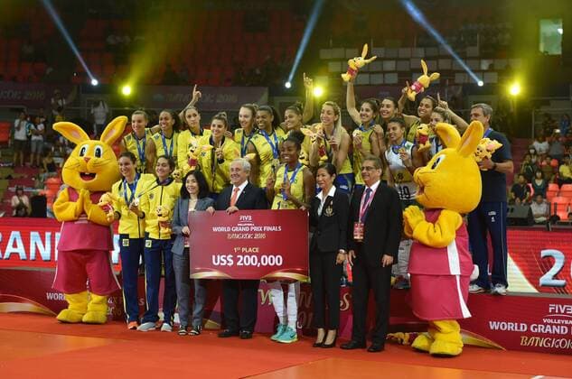 (160710) -- BANGKOK, July 10, 2016 -- Gold medalists team Brazil pose during the awarding ceremony for FIVB Women s Volleyball World Grand Prix 2016 at Huamark Indoor Stadium in Bangkok, Thailand, on July 10, 2016. )(hcs) (SP)THAILAND-BANGKOK-FIVB-WGP2016 LixMangmang 
