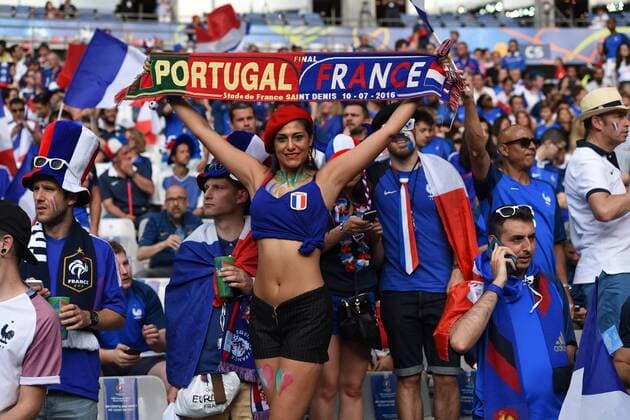 Fussball, Herren, Saison 2015 16, EM 2016 in Frankreich, Finale in Saint-Denis, Portugal - Frankreich, jubelnde Fans von Frankreich vor dem Spiel mit Fanschal und Trikots, 10.07.2016,