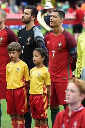 Fussball, Herren, Saison 2015 16, EM 2016 in Frankreich, Finale in Saint-Denis, Portugal - Frankreich, Zoe Stehle aus Überlingen am Bodensee durfte mit Cristiano Ronaldo (Nr. 7, Portugal) ins Stadion einlaufen, 10.07.2016,