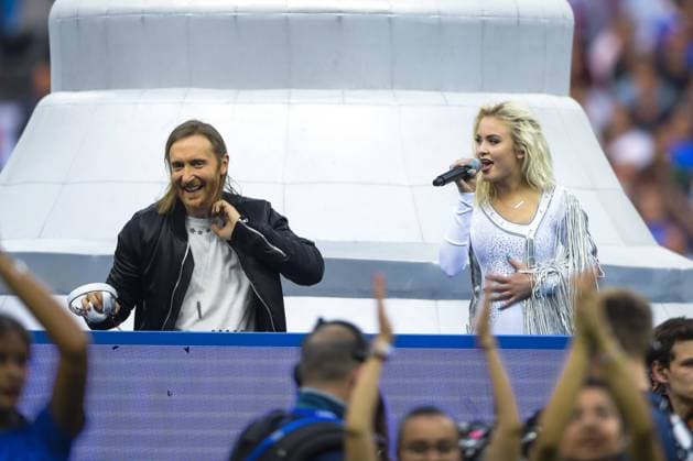 1607010 David Guetta och Zara Larsson uppträder under avslutningsceremonin före finalen mellan Portugal och Frankrike under fotbolls-EM den 10 juli 2016 i Saint-Denis.  Copyright: JOHANNAxLUNDBERG BB160710JL024