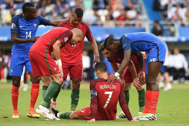 Euro 2016 - Portugal - Frankreich am 10.07.2016 im Stade de France in Saint-Denis Cristiano Ronaldo ( Portugal ) verletzt am Boden xRx