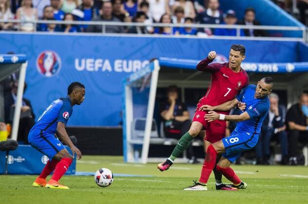 Saint-Denis Paris, 10.07.2016, Stade de France Dieses Foul von Dimitri Payet (Frankreich) führte zur Verletzung von Cristiano Ronaldo (Portugal) Portugal - Frankreich mm