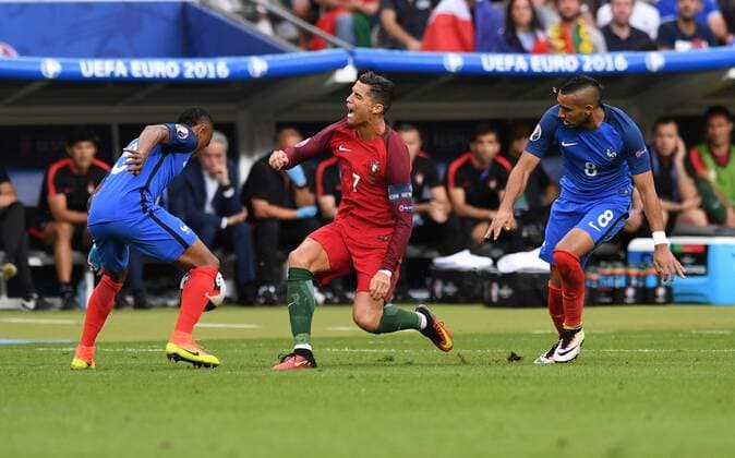 Fußball, EM Finale 2016 in Paris, Portugal - Frankreich 1:0 FUSSBALL EURO 2016 FINALE IN PARIS Portugal - Frankreich 10.07.2016 Cristiano Ronaldo (Mitte, Portugal) verletzt sich im Zweikampf mit Patrice Evra (li). Rechts: Dimitri Payet (re, beide Frankreich)