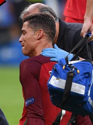 FUSSBALL EURO 2016 FINALE IN PARIS Portugal - Frankreich 10.07.2016 Cristiano Ronaldo (Portugal) muss unter Traenen verletzt ausgewechselt werden
