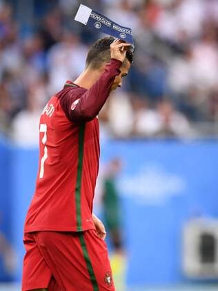 FUSSBALL EURO 2016 FINALE IN PARIS Portugal - Frankreich 10.07.2016 Cristiano Ronaldo (Portugal) wirft nach seiner Verletzung enttaeuscht die Kapitaensbinde weg