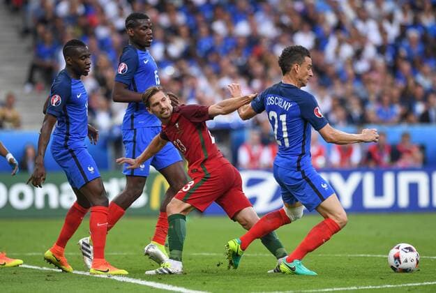 FUSSBALL EURO 2016 FINALE IN PARIS Portugal - Frankreich 10.07.2016 Adrien Silva (Mitte, Portugal) kann sich nicht gegen Laurent Koscielny (re, Frankreich) durchsetzen