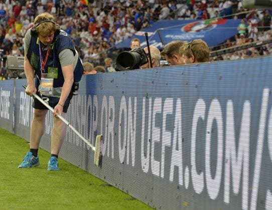 Fußball, EM Finale 2016 in Paris, Portugal - Frankreich 1:0 10.07.2016, Fussball EM-2016 Frankreich, Finale, Portugal - Frankreich, im Stade de France in Paris. Ein Arbeiter kehrt die Motten von der LED Bande 