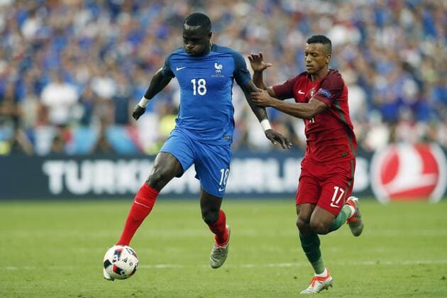 Fußball, EM Finale 2016 in Paris, Portugal - Frankreich 1:0 (L-R) Moussa Sissoko of France, Nani of Portugal during the UEFA EURO EM Europameisterschaft Fussball 2016 final match between Portugal and France on July 10, 2016 at the Stade de France in Paris, France. Portugal v France UEFA EURO 2016 final 2016 2017 xVIxxIVx 5826450