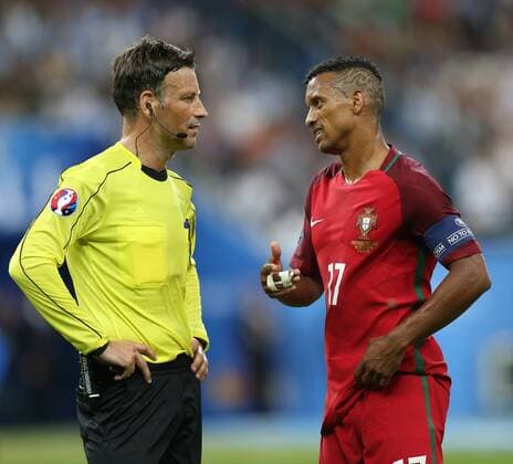 Fußball, EM Finale 2016 in Paris, Portugal - Frankreich 1:0 Referee Mark Clattenburg talks to Nani of Portugal during the UEFA European Championship EM Europameisterschaft 2016 final match at the Stade de France, Paris. Picture date July 10th, 2016 Pic David Klein Sportimage EDITORIAL USE ONLY. No use with unauthorised audio, video, data, fixture lists, club league logos or live services. Online in-match use limited to 120 images, no video emulation. No use in betting, games or single club league player publications.