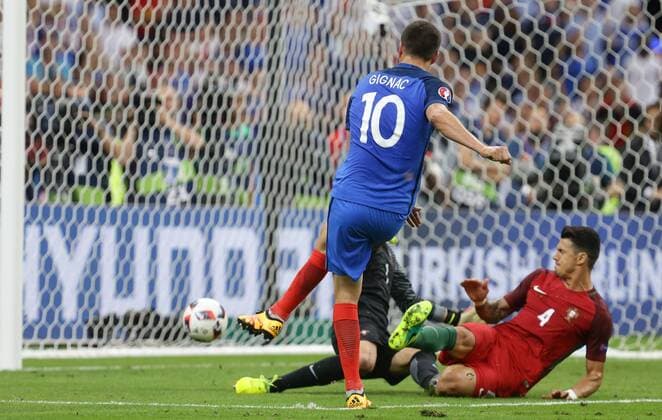 Fußball, EM Finale 2016 in Paris, Portugal - Frankreich 1:0 Paris, Fußball EM 2016 , Finale Portugal vs. Frankreich ,Pfostenschuß von Andre.Pierre Cignac ( FRA )