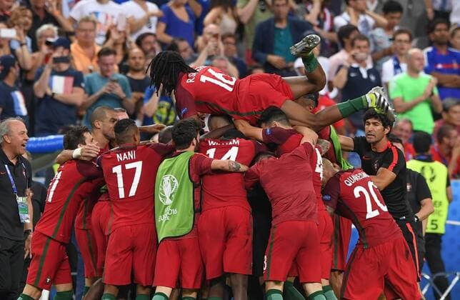 Fußball, EM Finale 2016 in Paris, Portugal - Frankreich 1:0 FUSSBALL EURO 2016 FINALE IN PARIS Portugal - Frankreich 10.07.2016 Jubel Portugal nach dem Tor zum 1:0. Renato Sanches ist dabei ganz obenauf