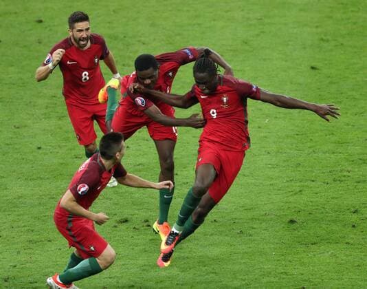 Fußball, EM Finale 2016 in Paris, Portugal - Frankreich 1:0 (160711) -- PARIS, July 10, 2016 -- Eder(R) of Portugal celebrates scoring during the Euro 2016 final football match between Portugal and France in Paris, France, July 10, 2016. ) (SP)FRANCE-PARIS-SOCCER-EURO 2016-FINAL-FRANCE VS PORTUGAL BaixXuefei 