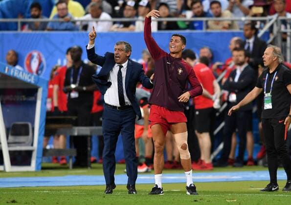 Fußball, EM Finale 2016 in Paris, Portugal - Frankreich 1:0 FUSSBALL EURO 2016 FINALE IN PARIS Portugal - Frankreich 10.07.2016 Cristiano Ronaldo (re) gibt den Sidekick von Trainer Fernando Santos (li, beide Portugal).