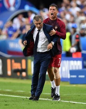 FUSSBALL EURO 2016 FINALE IN PARIS Portugal - Frankreich 10.07.2016 Cristiano Ronaldo (re) gibt den Sidekick von Trainer Fernando Santos (li, beide Portugal).