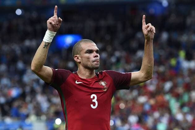 Fußball, EM Finale 2016 in Paris, Portugal - Frankreich 1:0 Paris (FRA) 10 07 2016 - Euro 2016 EM Nationalteam Portugal - Frankreich MatteoGribaudi -- - Schlussjubel Pepe 