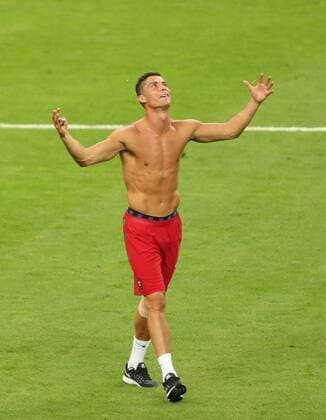 (160711) -- PARIS, July 10, 2016 -- Cristiano Ronaldo of Portugal celebrates victory after the Euro 2016 final football match between Portugal and France in Paris, France, July 10, 2016. Portugal won 1-0 to claim the title. ) (SP)FRANCE-PARIS-SOCCER-EURO 2016-FINAL-FRANCE VS PORTUGAL BaixXuefei 