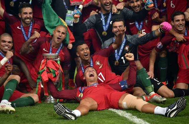 Fußball, EM Finale 2016 in Paris, Portugal - Frankreich 1:0 SOCCER - UEFA EURO EM Europameisterschaft Fussball 2016, POR vs FRA SAINT-DENIS,FRANCE,10.JUL.16 - SOCCER - UEFA European Championship EM Europameisterschaft 2016, final, international match Länderspiel Portugal vs France. Image shows the rejoicing of POR with Ricardo Queresma, Cristiano Ronaldo, Nani and Rui Patricio (POR) with the trophy. GEPAxpictures xFlorianxErtl