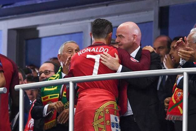 Fußball, EM Finale 2016 in Paris, Portugal - Frankreich 1:0 FUSSBALL EURO 2016 FINALE IN PARIS Portugal - Frankreich 10.07.2016 Cristiano Ronaldo (li, Portugal) bekommt Glueckwuensche von Fifa Praesident Gianni Infantino (re)