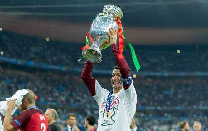 Paris, Frankreich, 10.07.2016, Europameisterschaft Finale, Portugal - Frankreich, Cristiano Ronaldo (POR) mit dem Pokal ( DeFodi507