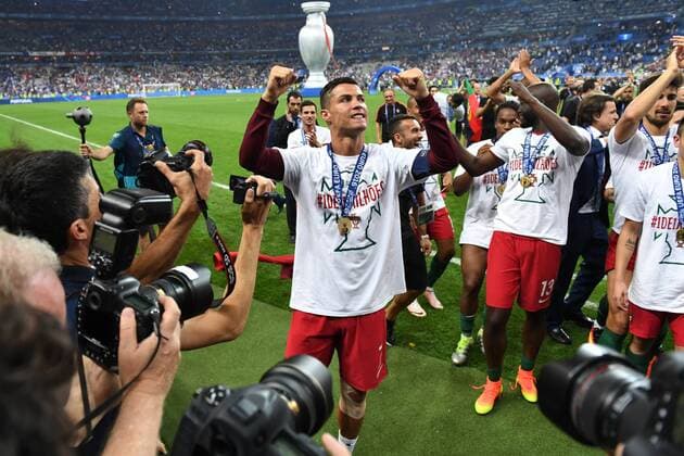 Fussball, Herren, Saison 2015 16, EM 2016 in Frankreich, Finale in Saint-Denis, Portugal - Frankreich, Jubel nach dem EM-Sieg, Cristiano Ronaldo (Nr. 7, Portugal) jubelt, 10.07.2016,
