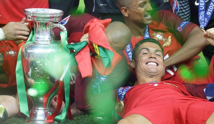 Paris, Fußball EM 2016 , Finale Portugal vs. Frankreich , Jubel Portugal , mit Pokal: Cristiano Ronaldo