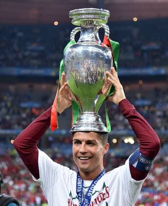 FUSSBALL EURO 2016 FINALE IN PARIS Portugal - Frankreich 10.07.2016 Ehrenrunde: Cristiano Ronaldo (Portugal) jubelt mit dem Pokal