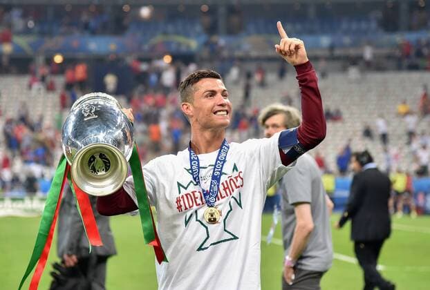 FUSSBALL EURO 2016 FINALE IN PARIS Portugal - Frankreich 10.07.2016 Ehrenrunde: Cristiano Ronaldo (Portugal) jubelt mit dem Pokal