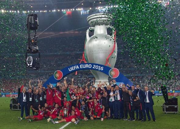 Fußball, EM Finale 2016 in Paris, Portugal - Frankreich 1:0 Football - 2016 UEFA European Championship EM Europameisterschaft Euro 2016 - Final : Portugal vs France Portugal players celebrate with the trophy after being crowned european champions at Stade De France, Saint Denis. COLORSPORT DANIEL BEARHAM  fra_por