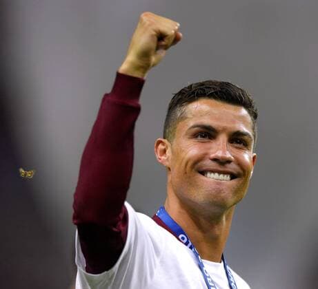 10.07.2016, Fussball EM-2016 Frankreich, Finale, Portugal - Frankreich, im Stade de France in Paris. Cristiano RONALDO (Portugal) jubelt nach dem Sieg zu den Fans. Links begleitet ihn eine der Millionen Motten dabei. 