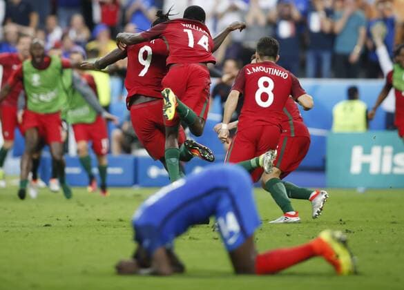 EDER, Por 9 Torjubel, Jubel nach dem Tor zum 0-1 Jubel mit weissen Handschuh, Freude, Emotionen, Feiern, Lachen, jubelt, freuen, reisst die Arme hoch, ballt die Faust FRANCE - PORTUGAL 0-1 Final ,Football European Championships EURO at 10 July, 2016 in Paris, Stade de France. Fussball, Nationalteam, Finale, Siegerehrung Victory celebration ceremony 10.07.2016, Frankreich