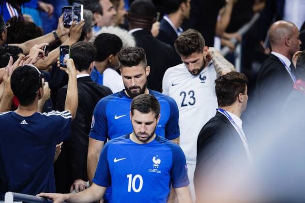 Fußball, EM Finale 2016 in Paris, Portugal - Frankreich 1:0 EURO 2016, Frankreich enttäuscht nach Finalniederlage gegen Portugal 160710 Frankrikes Andre-Pierre Gignac, Olivier Giroud och malvakt Benoit Costil deppar - Paris, Saint denis, Fussball EM, Euro 2016, Nationalteam Länderspiel, Finale, Frankreich vs. Portugal. Copyright: JOHANNAxLUNDBERG BB160710JL193