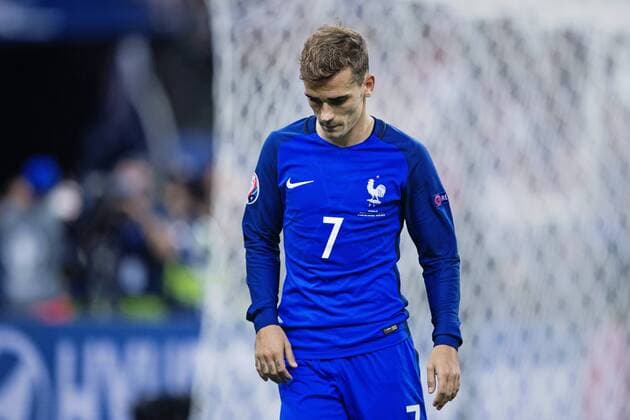 Fußball, EM Finale 2016 in Paris, Portugal - Frankreich 1:0 EURO 2016, Frankreich enttäuscht nach Finalniederlage gegen Portugal 160710 Frankrikes Antoine Griezmann deppar - Paris, Saint denis, Fussball EM, Euro 2016, Nationalteam Länderspiel, Finale, Frankreich vs. Portugal.  Copyright: JOHANNAxLUNDBERG BB160710JL207