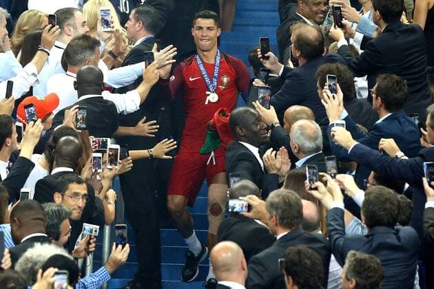 Fußball, EM Finale 2016 in Paris, Portugal - Frankreich 1:0 Cristiano Ronaldo celebration end of match Portugal Paris 10-07-2016 Stade de France Football Euro2016 Portugal - France Finale Finals matteoxciambelli