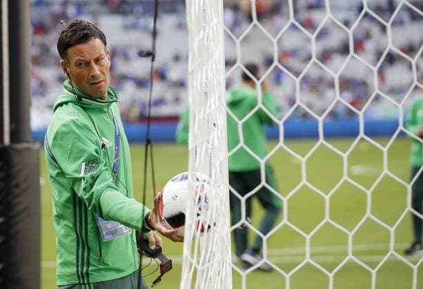 Hauptschiedsrichter Mark CLATTENBURG (UK) mit Pfeife, Gestik, zeigt, prueft Torlinientechnik Uhr zeigt GOAL Torlinientechnik, Technik, Anzeige, FRANCE - PORTUGAL 0-1 Final ,Football European Championships EURO at 10 July, 2016 in Paris, Stade de France. Fussball, Nationalteam, Finale, 10.07.2016, Frankreich