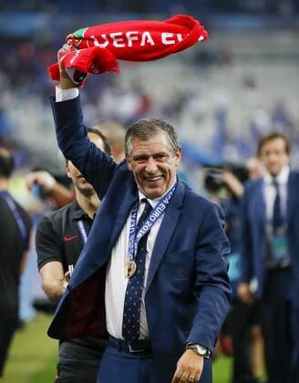 Fernando SANTOS, Por Trainer Jubel mit Europameister EM-Pokal, EM, Trophaee, Trophy, UEFA-EM-Pokal, UEFA EURO EM Europameisterschaft Fussball Trophy, Siegertrophaee, Fussball-Europameisterschaft, Pokal, FRANCE - PORTUGAL 0-1 Final ,Football European Championships EURO at 10 July, 2016 in Paris, Stade de France. Fussball, Nationalteam, Finale, 10.07.2016, Frankreich