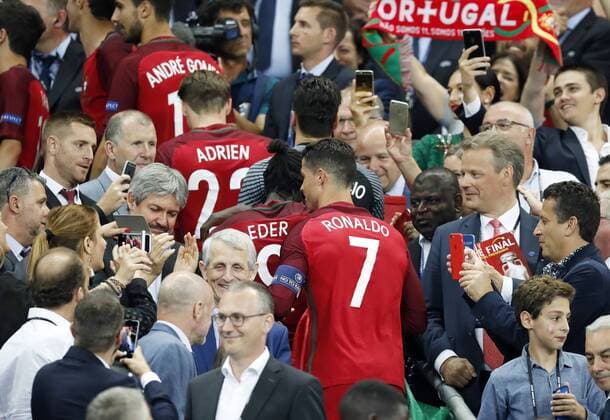 RONALDO Cristiano Kapitaen Team POR auf dem Weg zur Siegeehrung UEFA Fussball EM 2016 Finale Portugal-Frankreich 1 : 1 am 10.Juli 2016 in Paris 