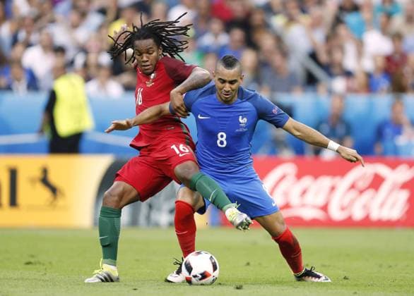 Fußball, EM Finale 2016 in Paris, Portugal - Frankreich 1:0 SANCHES Renato Team POR mit PAYET Dimitri UEFA Fussball EM 2016 Finale Portugal-Frankreich 1 : 1 am 10.Juli 2016 in Paris 