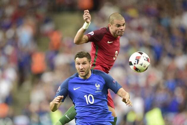 Fußball, EM Finale 2016 in Paris, Portugal - Frankreich 1:0 Andre Pierre Gignac (France) vs Pepe (Por) FOOTBALL : Portugal vs France - Finale - UEFA EURO EM Europameisterschaft Fussball Nationalteam 2016 - Saint Denis - 10 07 2016 JBAutissier Panoramic 