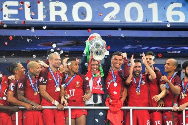 17 NANI (por) - 03 PEPE (por) - Fernando Santos (SELECTIONNEUR PORTUGAL) - 07 CRISTIANO RONALDO (por) - 02 Bruno Alves (por) - 20 Ricardo Quaresma (por) - 08 JOAO MOUTINHO (por) - 10 JOAO MARIO (por) FOOTBALL : Portugal vs France - UEFA EURO EM Europameisterschaft Fussball Nationalteam 2016 - Finale - 10 07 2016 FEP Panoramic 