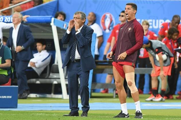 Cristiano RONALDO (POR) coacht zusammen mit Fernando SANTOS, Trainer (POR) am Spielfeldrand. Finale Spiel M51. Portugal (POR)-Frankreich (FRA) 1-0. am 10.07.2016 in Paris Saint Denis,Stade de France. Fussball EM 2016 in Frankreich vom 10.06. - 10.07.2016.
