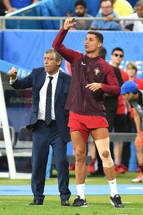 Cristiano RONALDO (POR) coacht zusammen mit Fernando SANTOS, Trainer (POR) am Spielfeldrand. Finale Spiel M51. Portugal (POR)-Frankreich (FRA) 1-0. am 10.07.2016 in Paris Saint Denis,Stade de France. Fussball EM 2016 in Frankreich vom 10.06. - 10.07.2016.