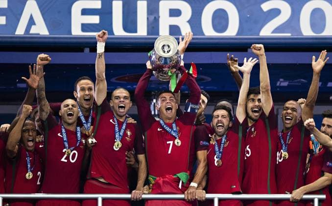 Themen der Woche - SPORT Saint-Denis Paris, 10.07.2016, Stade de France Schlussjubel von Europameister Cristiano Ronaldo (Portugal) mit Trophäe - Pokal; Bruno Alves (Portugal), Ricardo Quaresma (Portugal), Ricardo Carvalho (Portugal), Pepe (Portugal), Joao Moutinho (Portugal), Rafa (Portugal), Joao Mario (Portugal), Portugal - Frankreich mm