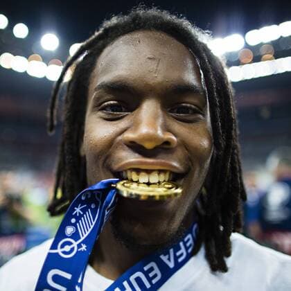 Saint-Denis Paris, 10.07.2016, Stade de France Schlussjubel von Europameister Renato Sanches (Portugal) mit Medaille im Mund Portugal - Frankreich mm