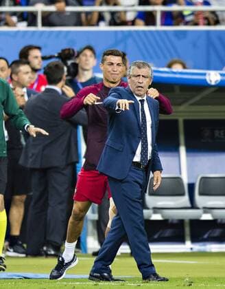 Saint-Denis Paris, 10.07.2016, Stade de France Der verletzte Cristiano Ronaldo (Portugal) bespringt Trainer Fernando Santos (Portugal) Portugal - Frankreich mm