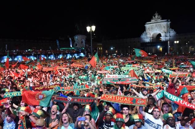 (160711) -- LISBON, July 10, 2016 -- Porgugal s fans celebrate national soccer team s victory of the Euro 2016 final football match against France, in Lisbon, Portugal, on July 10, 2016. Fans watched the televised game on a giant screen at the Terreiro do Paco Square. ) (SP)PORTUGAL-LISBON-EURO 2016-FANS-CELEBRATION ZhangxLiyun 