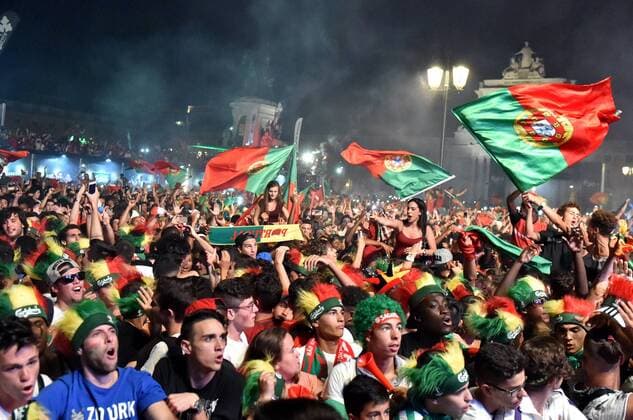 Fußball, EM Finale 2016 in Paris, Portugal - Frankreich 1:0 (160711) -- LISBON, July 10, 2016 -- Porgugal s fans celebrate national soccer team s victory of the Euro 2016 final football match against France, in Lisbon, Portugal, on July 10, 2016. Fans watched the televised game on a giant screen at the Terreiro do Paco Square. ) (SP)PORTUGAL-LISBON-EURO 2016-FANS-CELEBRATION ZhangxLiyun 