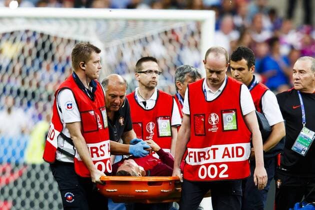Fußball, EM Finale 2016 in Paris, Portugal - Frankreich 1:0 July 10 2016, UEFA EURO EM Europameisterschaft Fussball 2016, Final Portugal - France (7) Cristiano Ronaldo, (POR), is carried out by medics, injured. IBL 