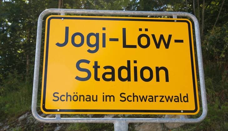 11.07.2016 Schönau im Schwarzwald , DEUTSCHLAND ,Ortstafel mit der Aufschrifft Jogi Löw Stadion in Schönau 